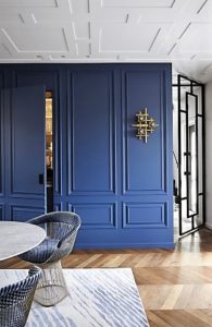 This gorgeous room really showcases how you can add the feeling of height and space to a room by painting out skirting (and coving if applicable) in the same colour as the wall. Click on the blog post for more ideas and handy interior design secrets.