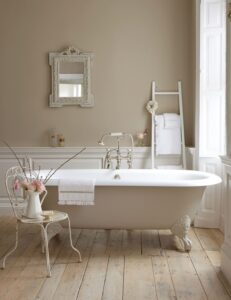 It's fair to say that beige was having a difficult time until its recent resurgence. Shaking off the past (magnolia, what?), it's now the shade du jour. And I'm absolutely delighted! After all, beige is warm, friendly and enveloping. My prediction is that it will quickly regain its crown as King of the Neutrals!